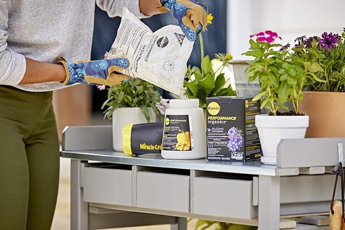 Miracle-Gro Performance Organics Blooms Plant Nutrition - Plant Food with Organic Ingredients Feeds Instantly, for Flowering Plants, Apply Every 7 Days for a Beautiful Garden, 1 lb.