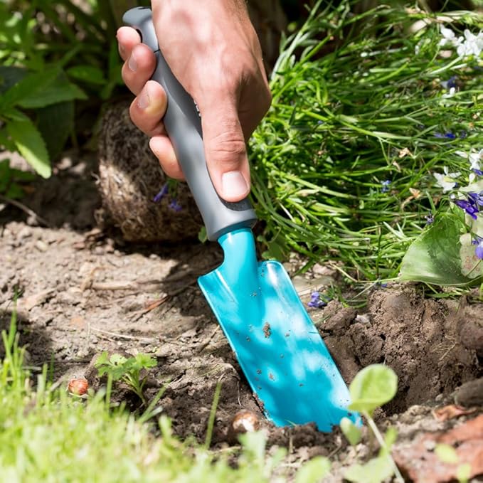 Gardena Classic Trowel: Convenient spade for Small Planting tasks; Corrosion-Resistant; Non-Slip, Ergonomic Handle; 6 cm Working Width (8951-20)