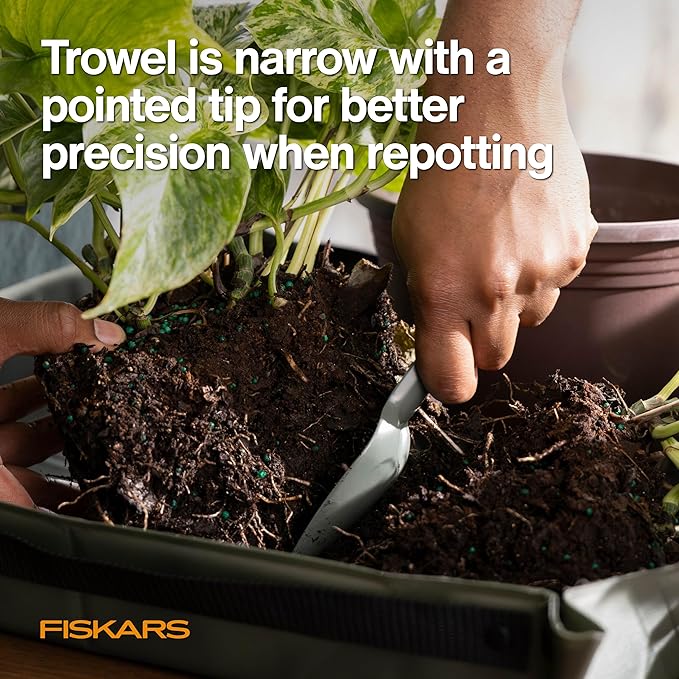 Fiskars 3-Piece Plant Cultivating Tool Set, Nesting Trowel, Soil Scoop & Cultivator for Indoor Gardening, Stainless Steel with Green Powder Coat Finish, Space Saving Design for Repotting Houseplants